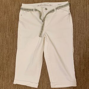Gloria Vanderbilt capris. White, slimming-stretchy, decorative belt. Size 10